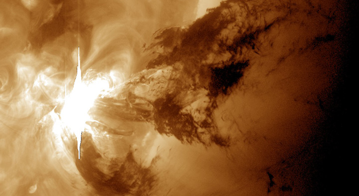 NASAn Solar Dynamics Observatoryn havaitsema upea flarepurkaus193 Ångströmin aallonpituudella.