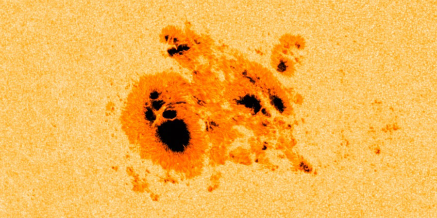 Giant sunspot region 2192, active aurora
